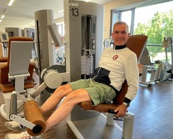 Patient Paul Underberg an der Beinpresse